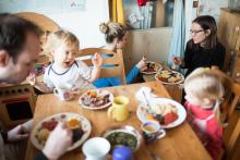 Narážíme na limity panelákové kuchyně - větší návtěvu náš stůl nepojme. Řešení se našlo na zemi, a bylo by i pohodlné, kdyby se ovšem k našemu pidi stolečku okamžitě nepřidaly i dvě nejmenší děti.