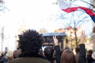 ... akorát přes tu profláklou obří kštici nic neviděl :-)