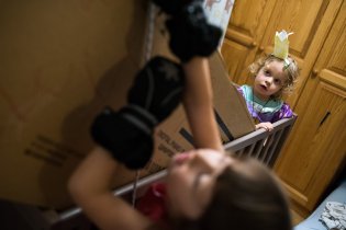 Locika s obavami pozoruje, jak čarodějnice Gothel šplhá nahoru na věž