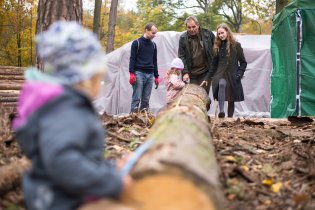 Naučné lesnické kolečko - zde např. měříme objem klády