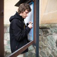 Nějací vandalové nám vysklili nástěnku na zdi kostela. Hned druhý den tam někdo nabízel obdarování mazlivým a čistotným kocourkem :-)