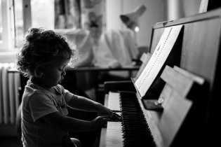 Prostě si k tomu sedl a začal hrát...