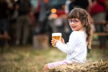 Počkej holčičko, až to příšerně hořké slámové pivo ochutnáš, však on Tě ten smích přejde