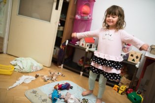 Improvizované divadlo o Anně a Else. Věděli jste, že oponě ze čtvercové pleny, se říká "oplena"? :-)