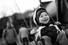 Taky se vám dospělákům při těchto amplitudách na houpačce dělá špatně?