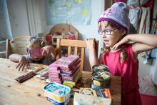 Přijela babička z Prahy, přivezla škopíček vláhy, a v tom škopíčku bylo...