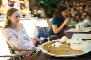 Svíčkovou už Tom pěkně dlouho nejedl, ale u Kosa si dal říct