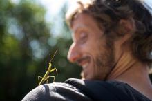 Koho jiného potkat cestou ze mše, než někoho nábožného - třeba kudlanku