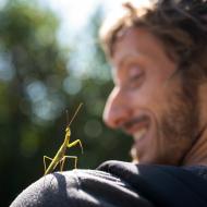Koho jiného potkat cestou ze mše, než někoho nábožného - třeba kudlanku