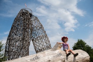 Na rozhledně v pozadí se Verunka moc bezpečně necítila, na kládě to bylo o poznání lepší