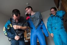 Následované neméně komickým vystoupením sourozeneckého tria v kombinézách z mládí