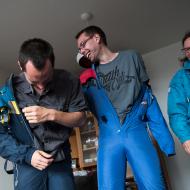 Následované neméně komickým vystoupením sourozeneckého tria v kombinézách z mládí