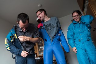 Následované neméně komickým vystoupením sourozeneckého tria v kombinézách z mládí