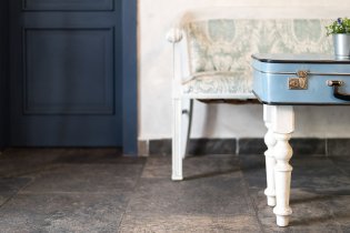 Ke kufru na nožičkách jsme si zatím sednout netroufli, co kdyby si ho najednou chtěl někdo odnést?!