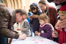 S lepením srdíček odborně pomáhají tatínci
