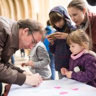 S lepením srdíček odborně pomáhají tatínci