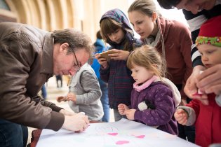 S lepením srdíček odborně pomáhají tatínci