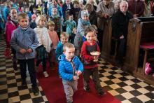 Že se Vítek pokaždé při nesení darů směje? Nebude to náhodou tím, že před oltářem stojí jeho taťka jáhen? :-)