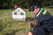 Velmi interaktivní trenažér hasení rodinného domku, profík dohlíží na správnou techniku - nás například musel jemně upozornit, že si stojíme na hadici :-)