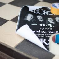 Lepit plakát na okované dveře kostela opravdu není žádný med