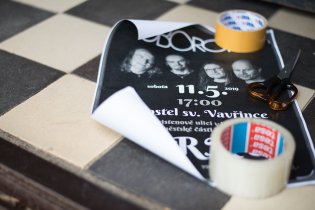 Lepit plakát na okované dveře kostela opravdu není žádný med