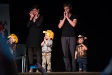 Radovánek se tvářil, že vůbec netuší, proč na tom pódiu je. Alespoň že tatínek se snažil.