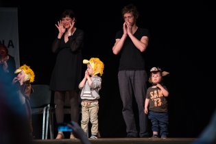 Radovánek se tvářil, že vůbec netuší, proč na tom pódiu je. Alespoň že tatínek se snažil.