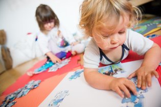 Puzzle Radovánka docela chytlo, a že bylo s Annou a Elsou, to přece vůbec nevadí