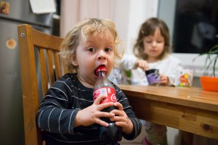 Ano, i u nás doma se čas od času užívá cola - chlazená a po lžičkách