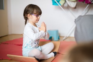 Verunce poslední dobou velmi záleží na tom, aby měla rovná záda, dokonce vyžaduje návštěvu fyzioterapeutky