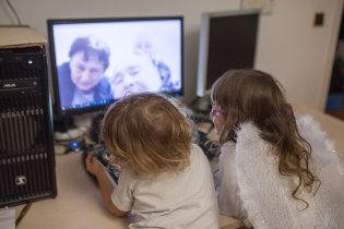 Hangoutujeme s prababičkou a pradědou, a ověřujeme, že i v krušnohorském podhůří mají dostatečně silný signál