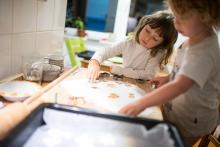 Vyrábíme ozdobičky ze studeného porcelánu, to těsto ale takhle lepit určitě nemělo...