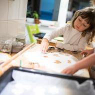 Vyrábíme ozdobičky ze studeného porcelánu, to těsto ale takhle lepit určitě nemělo...