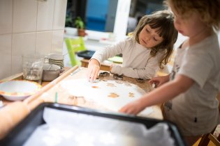 Vyrábíme ozdobičky ze studeného porcelánu, to těsto ale takhle lepit určitě nemělo...