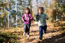 Verunka si vyžádala, ať zase uděláme tu fotku, jak běží s Raďasem od rozhledny :-)