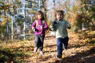 Verunka si vyžádala, ať zase uděláme tu fotku, jak běží s Raďasem od rozhledny :-)