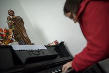 Lenka hrála pod přísným dohledem poněkud nervózně