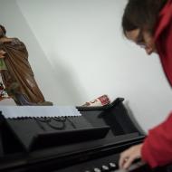 Lenka hrála pod přísným dohledem poněkud nervózně