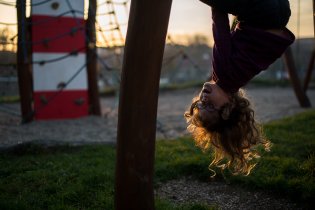 Slunce sice zapadá, ale Verunka pozoruje východ slunce