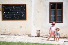 Pózování v Porta Coeli. Klášterní kavárnu vřele doporučujeme.