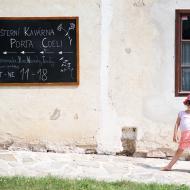 Pózování v Porta Coeli. Klášterní kavárnu vřele doporučujeme.