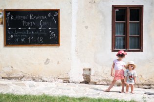 Pózování v Porta Coeli. Klášterní kavárnu vřele doporučujeme.