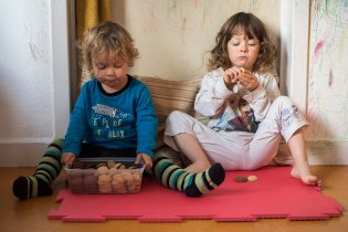 Vánoční cukroví jsme snědli příliš rychle, tak musela babička z Prahy přivézt další várku