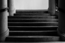 V obědové pauze Tom obdivuje interiér domu, kde má Lenka kancelář. Do řadového domu v centru Brna se člověk zas tak často nedostane...