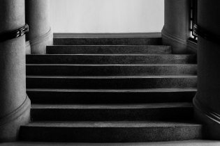 V obědové pauze Tom obdivuje interiér domu, kde má Lenka kancelář. Do řadového domu v centru Brna se člověk zas tak často nedostane...