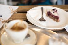 Po dlouhé době jsme si dopřáli kafe a dezert, hlavně proto, aby Tom na odpolední části kurzu neusínal