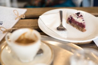 Po dlouhé době jsme si dopřáli kafe a dezert, hlavně proto, aby Tom na odpolední části kurzu neusínal