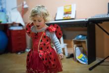 Radovánek zatím žádný vlastní kostým nemá, tak musí vzít zavděk těmi od Verunky :-)