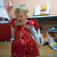 Radovánek zatím žádný vlastní kostým nemá, tak musí vzít zavděk těmi od Verunky :-)