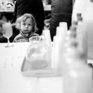 Proces nalévání burčáku do skleniček Radovánka velmi zaujal